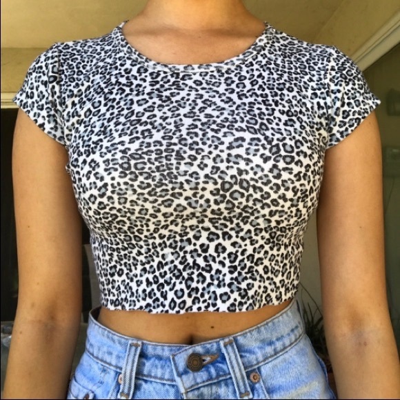 Brandy Melville Ashlyn Blue Cheetah Cropped Short Sleeve - Picture 2 of 3